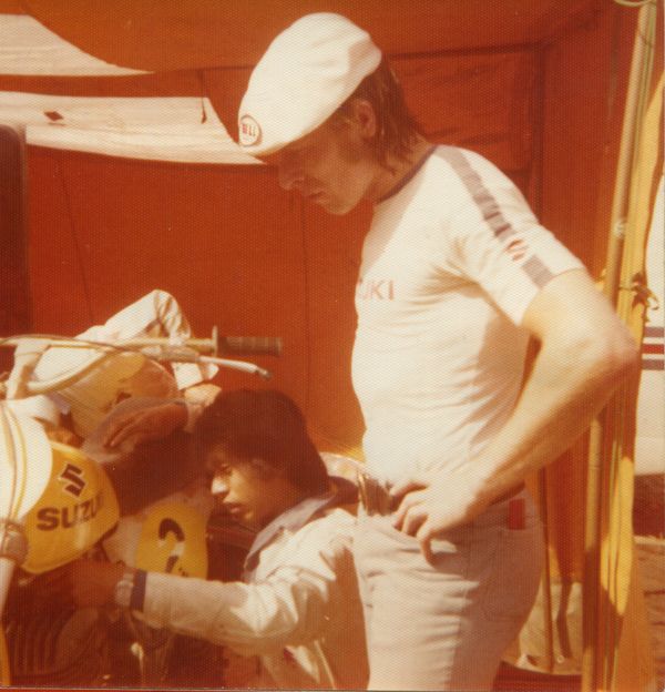 Ruskeasanta GP-500 1975 Roger De Coster tarkkailee mekaanikon työskentelyä